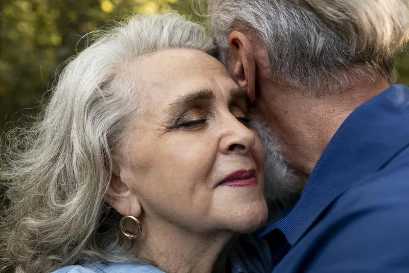 Cuplu &icirc;n etate str&acirc;ng&acirc;ndu-se-n braţe, &icirc;n mijlocul naturii - Foto: Freepik/CC0