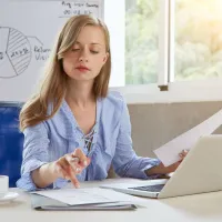 Tânără femeie de afaceri lucrând la birou - Foto: Freepik/pressfoto