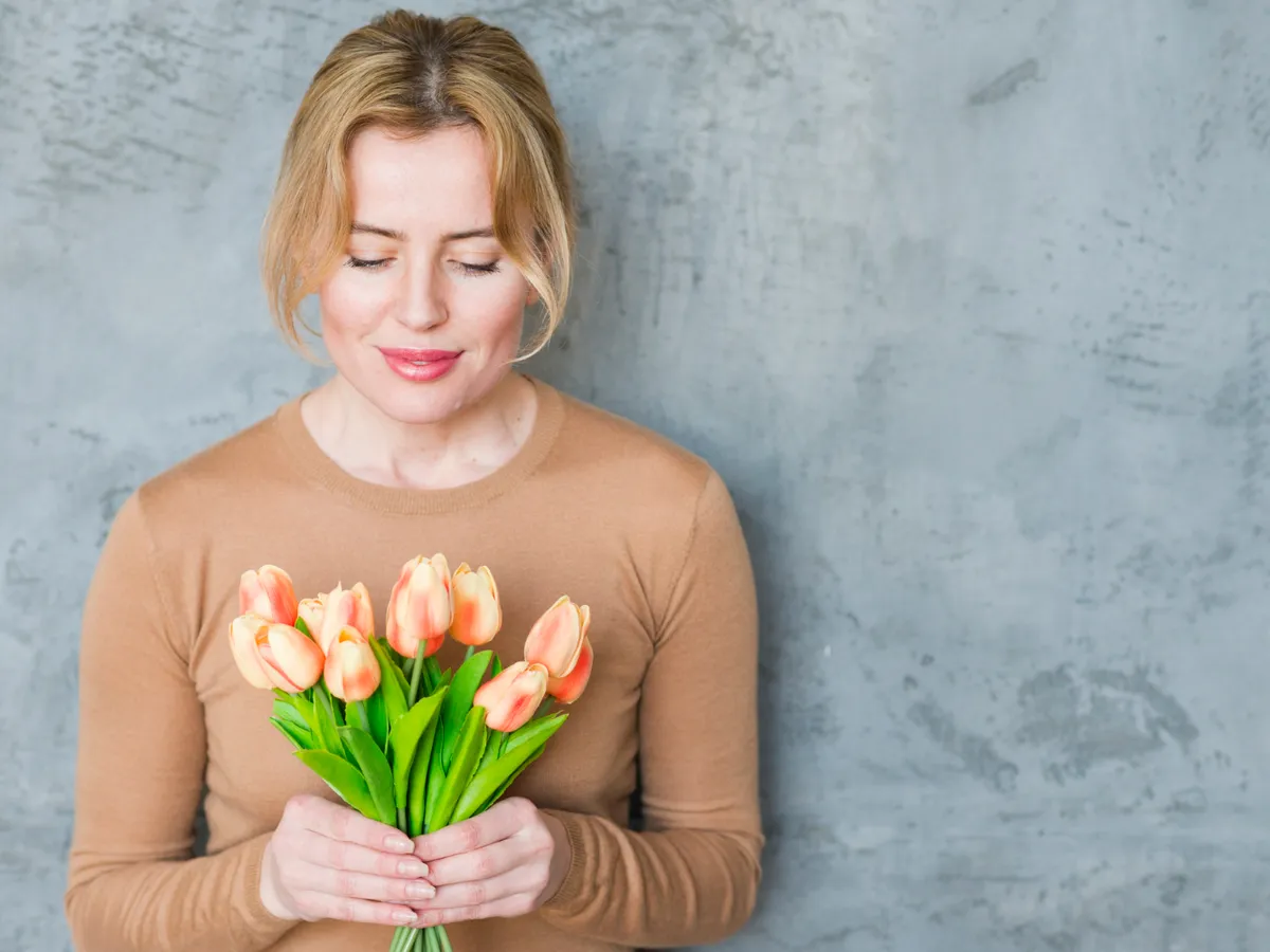 Pensionară așteptând pensia pe card - Foto: Freepik