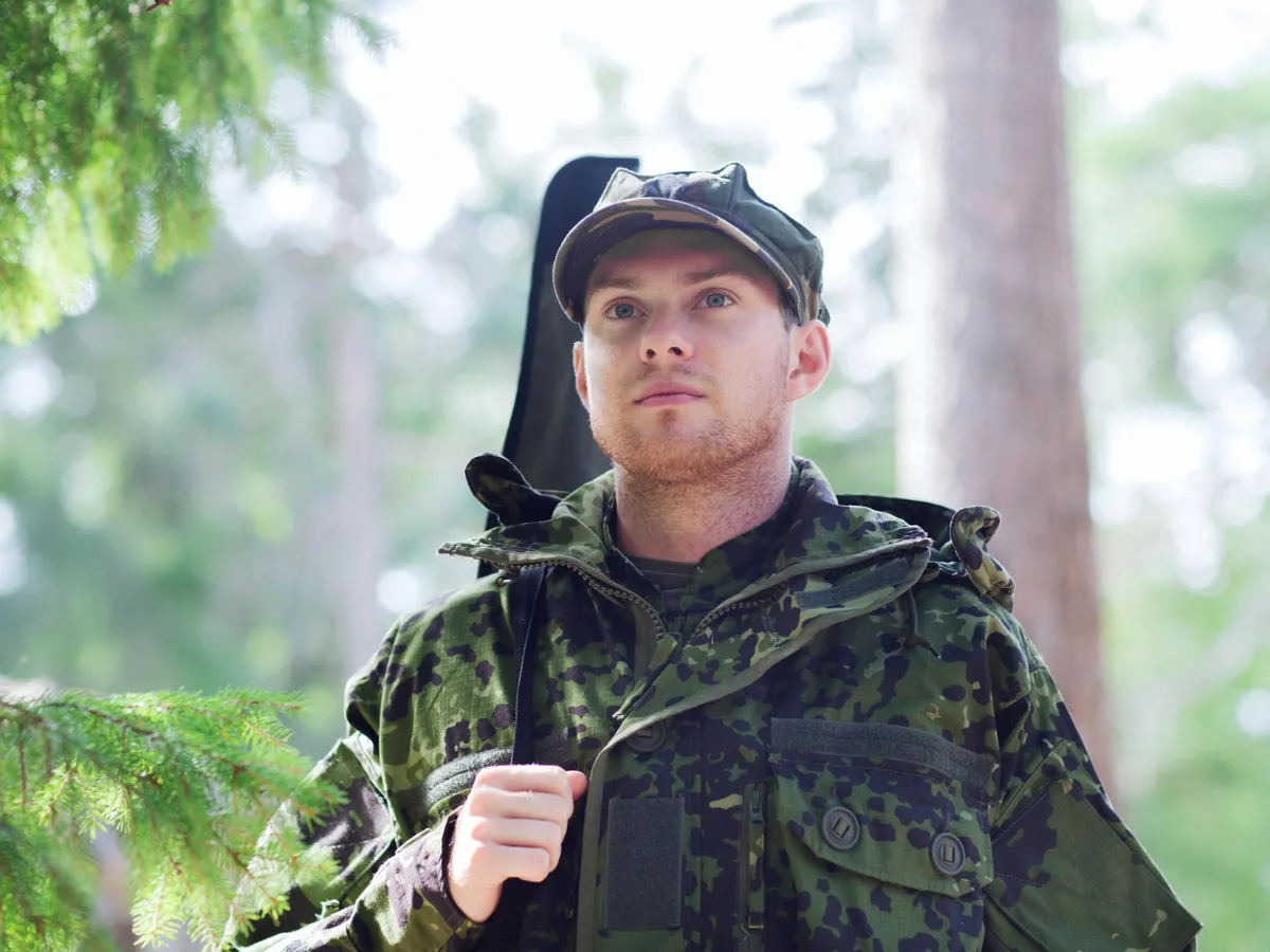 Soldat român cu arma în spate - Foto: Freepik (rol ilustrativ)