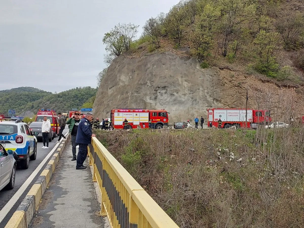 Șofer la un pas de tragedie chiar în locul unde un microbuz a căzut în Dunăre. Depășire de infarct - Foto - ISU