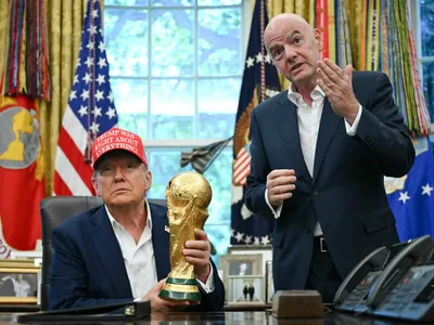 Președintele SUA, Donald Trump, alături de președintele FIFA, Gianni Infantino cu trofeul Cupei Mondiale în Biroul Oval al Casei Albe din Washington, DC, pe 22 august 2025 Foto: profimediaimages.ro