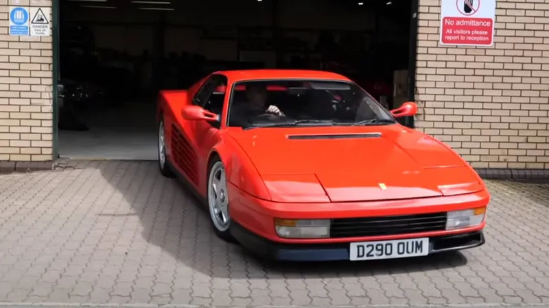 Sacrilegiu! Un YouTuber a înlocuit motorul unui Ferrari Testarossa cu unul electric de Tesla - Foto: captură video