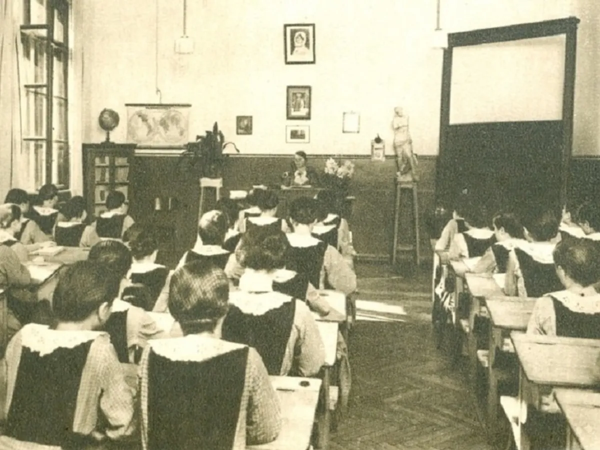 Eleve într-o sală de clasă în 1910