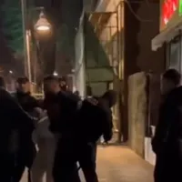 Un tânăr „forțos” înjură și amenință mascații SAS. Îl bagă în dubă în urletele prietenei sale. - Foto: captură video