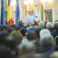 La recenta reuniune  a diplomației românești a ținut un discurs și  premierul Viorica Dăncilă, regina gafelor nediplomatice