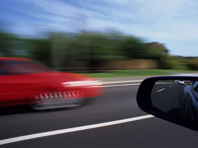 Când ai voie să depășești pe linie continuă fără să iei amendă? E scris în Codul Rutier - Foto: Profimedia Images