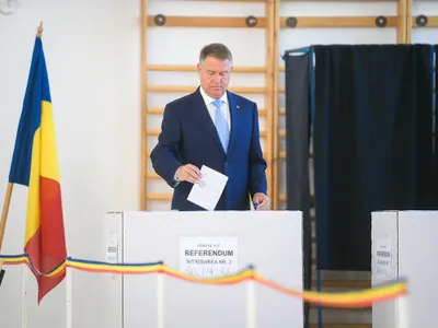 Klaus Iohannis votând la alegerile europarlamentare și la referendumul pentru justiție, care au avut loc duminică. Foto: Facebook