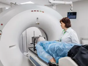 Un bărbat a murit după ce a intrat într-o cameră RMN purtând un lanț metalic de nouă kilograme la gât