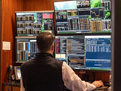 Trader de la NYSE urmărind evoluţiile bursiere - Foto: Profimedia Images
