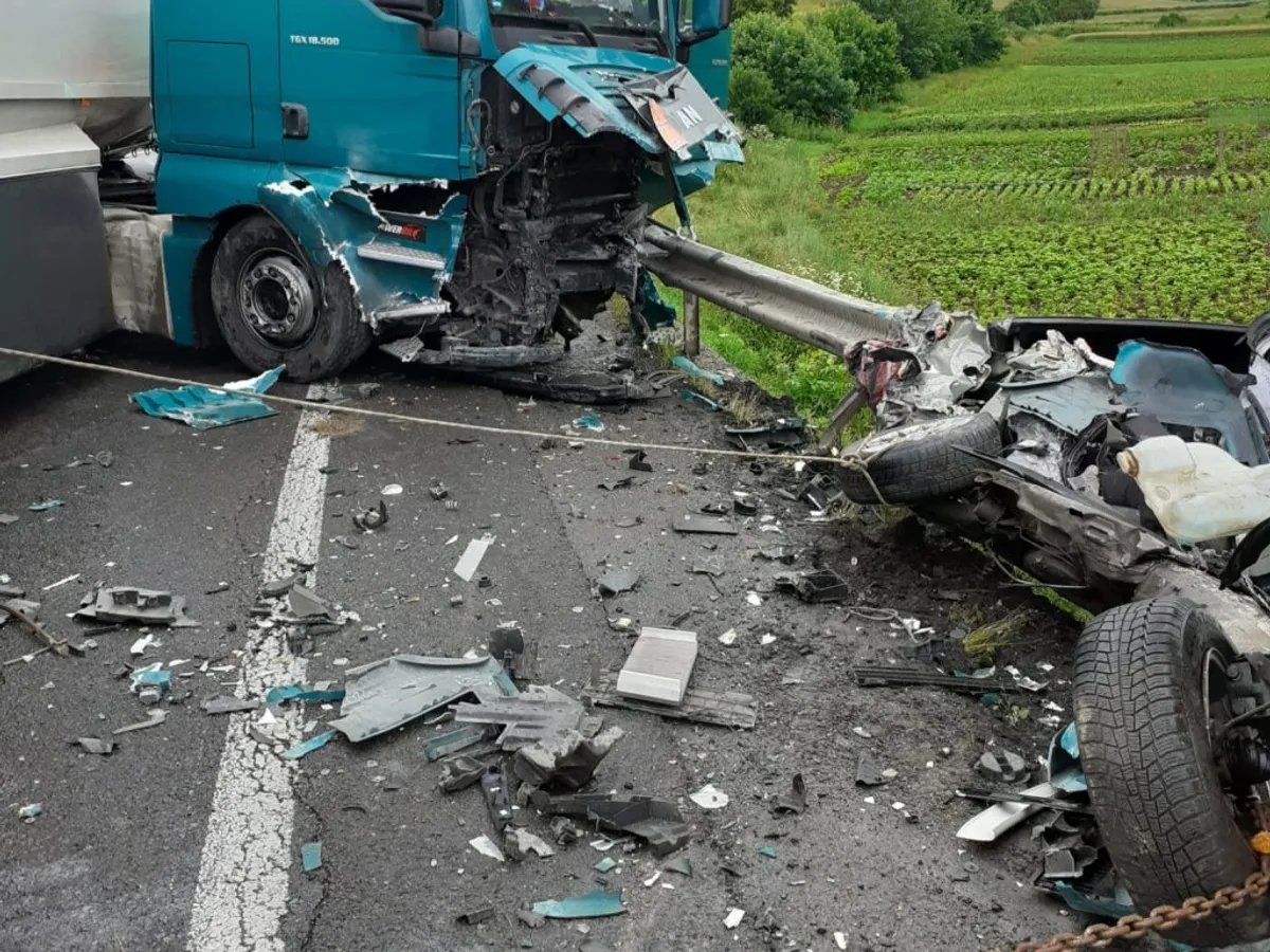 Doi tineri au intrat frontal într-o cisternă și au murit. Erau polițiști și abia căsătoriți - Foto: Facebook/Huedin