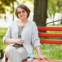 Pensionară în parc - Foto: Freepik