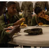 Pușcașii marini americani au mâncat în patru zile toată rezerva de ouă și carne a unui port grecesc/foto: US Marine Corps