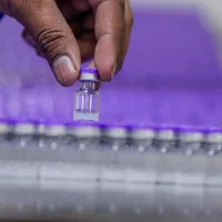 Hong Kong și Macao suspendă vaccinarea cu serul Pfizer, în urma anunțului unui defect de ambalare. / Foto: unicef.org