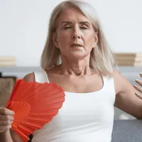 Alimentul din bucătărie care ajută femeile aflate la menopauză să scape de bufeuri. O sticlă - 5 lei - Foto: Istock / imagine cu rol ilustrativ