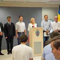 FIREA ȘI CEI ȘASE PITICI Actualul primar general i-a ținut subcontrol pe primarii de sector, toți din PSD