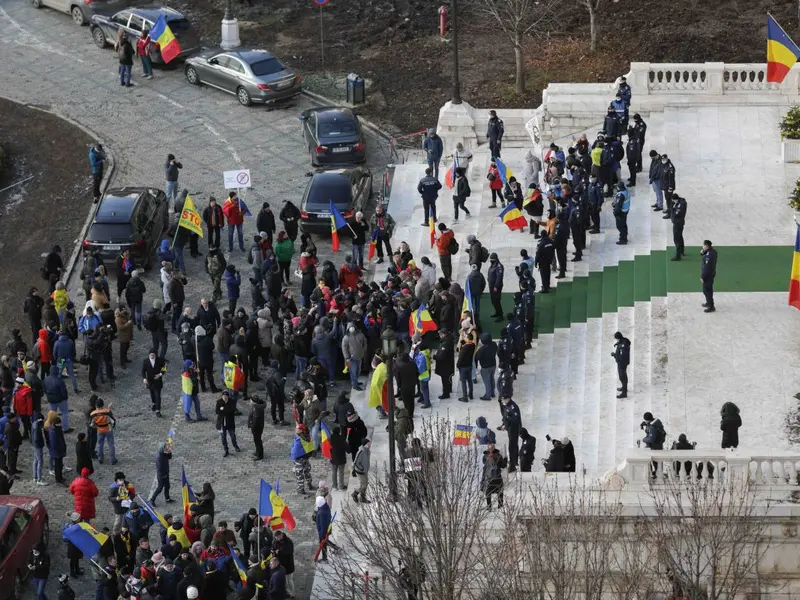 Un grup de manifestanţi a forţat intrarea în Senat și au reușit să ajungă pe scările Palatului Parlamentarului. Foto Inquam Photos/Octav Ganea