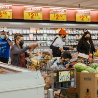 Un texan a fost condamnat la 15 luni de închisoare după ce a scris pe Facebook că a plătit o persoană infectată cu COVID să lingă alimentele dintr-un supermarket. / Foto: nytimes.com