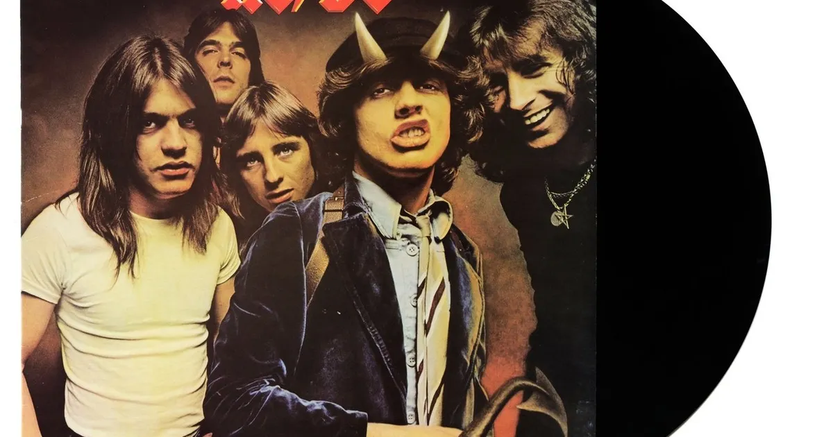VIDEO Primul baterist al legendarei formaţii rock AC/DC a murit. Avea ...