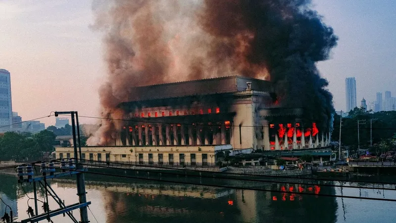 Clădirea Oficiului Central al Poştei Filipineze arzând - Foto: Profimedia Images