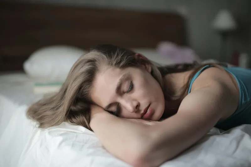 Ce schimbări apar în comportamentul oamenilor când se culcă târziu. De ce să nu iei decizii atunci - Foto: Freepik (Imagine cu rol ilustrativ)
