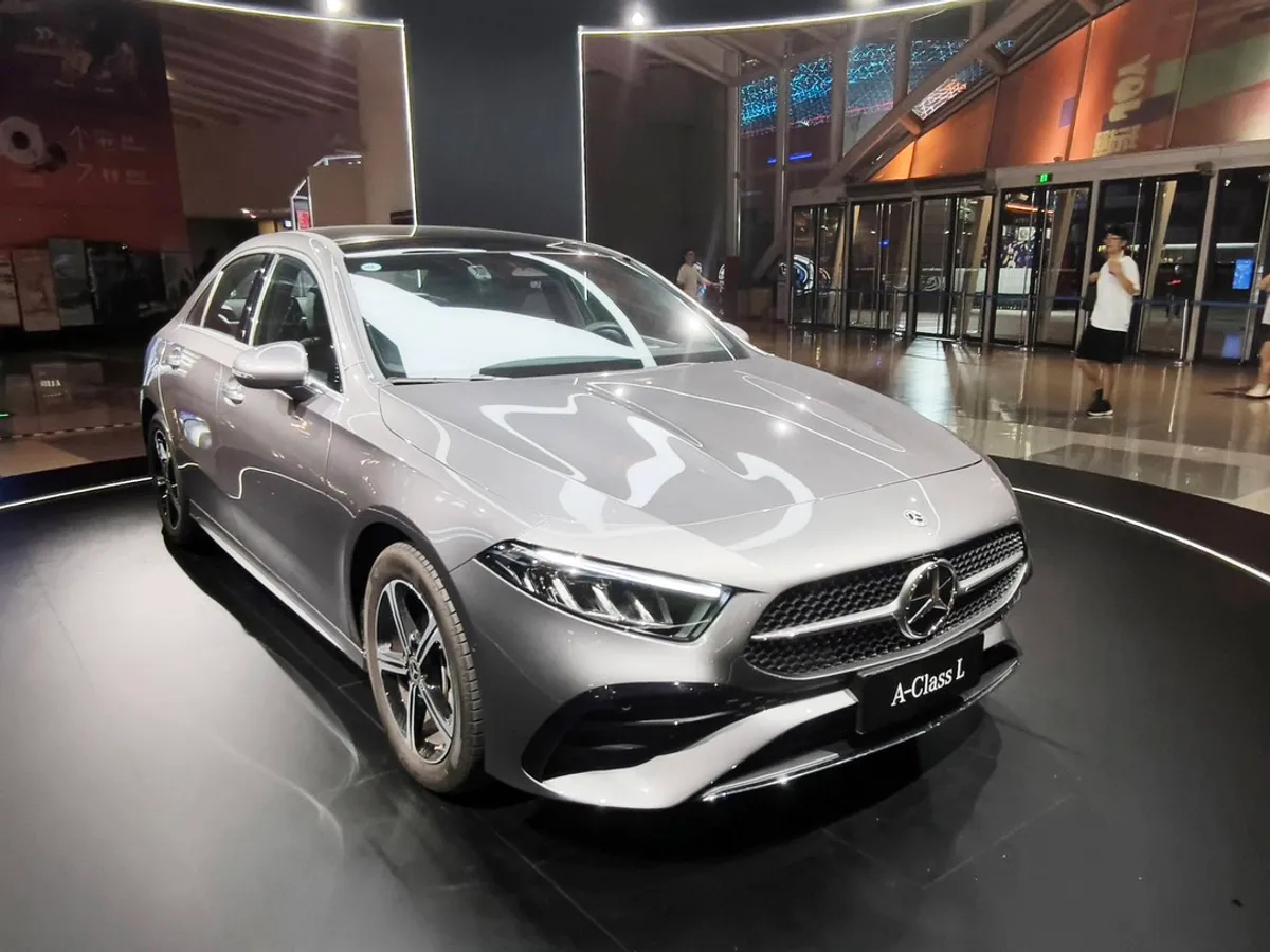 Germanii sunt supărați, Ungaria le-a furat mândria națională. Mercedes sedan fabricat la 150 km de România