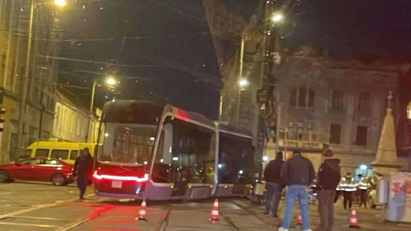 Incident grav, în centrul Timișoarei! Un tramvai turcesc a sărit de pe șine pe trotuar - Foto: opiniatimisoarei.ro