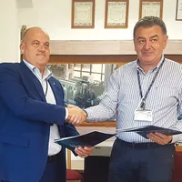 Paolo Gianlorenzo  semnează cu Cristian Gentea, șeful RATEN, un contract la sediul Regiei