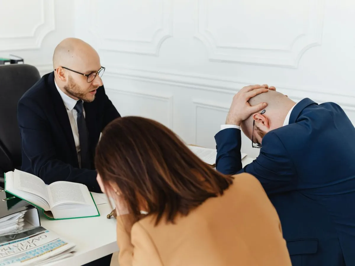 Foarte multă treabă de făcut în sistemul birocratic duce la dureri de cap - Foto: Pexels/Karola G