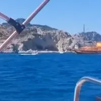 Navă cu 80 de oameni la bord, cuprinsă de flăcări. Pasagerii s-au aruncat în mare pentru a se salva - Foto: Captură video