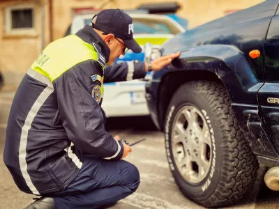 Poliția poate da amendă dacă mergi cu mașina murdară de noroi pe roți Foto: facebook/ Poliția Capitalei - rol ilustrativ