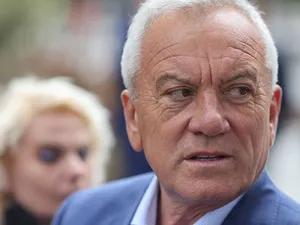 Constantin Toma, primarul Buzăului, în timpul vizitei premeirului Ciolacu în localitate - Foto: INQUAM PHOTOS/George Călin