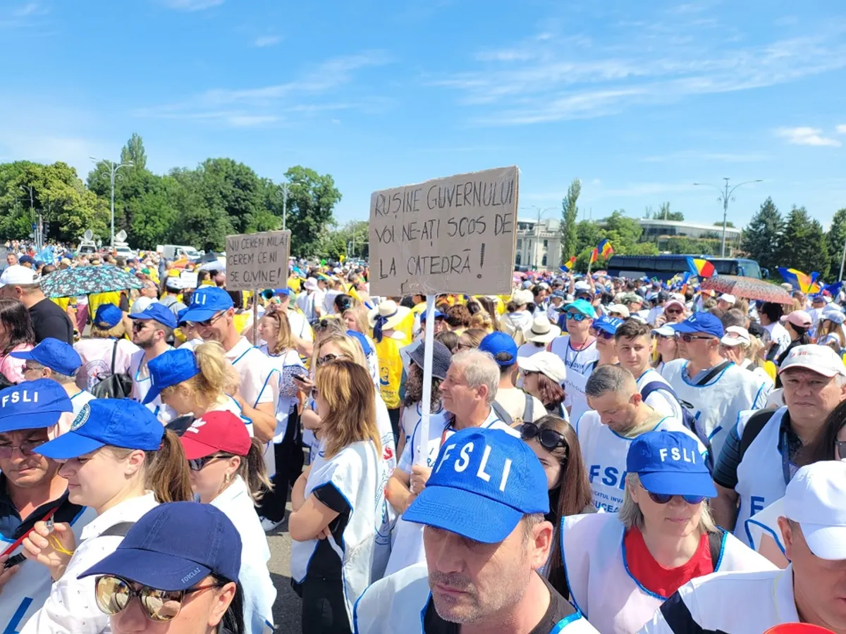 Profesorii continuă și luni greva FOTO: FSLI