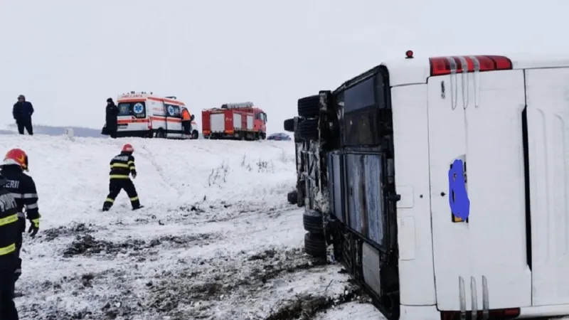 Un microbuz s-a răsturnat din cauza vântului puternic - Foto: viata-libera.ro