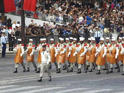 Militari din Legiunea Străină mărșăluiesc pe Champs-Élysées din Paris, în cadrul paradei de Ziua Națională a Franței, 14 iulie