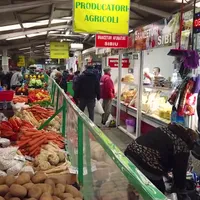 Piaţa Berceni şi magazinul Mega Image din Piaţa Reşiţa, închise temporar de Protecţia Consumatorilor. / Foto: youtube.com