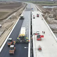 Pe Autostrada Sebeș – Turda abia se asfaltează podul peste Mureș / aiudinfo.ro