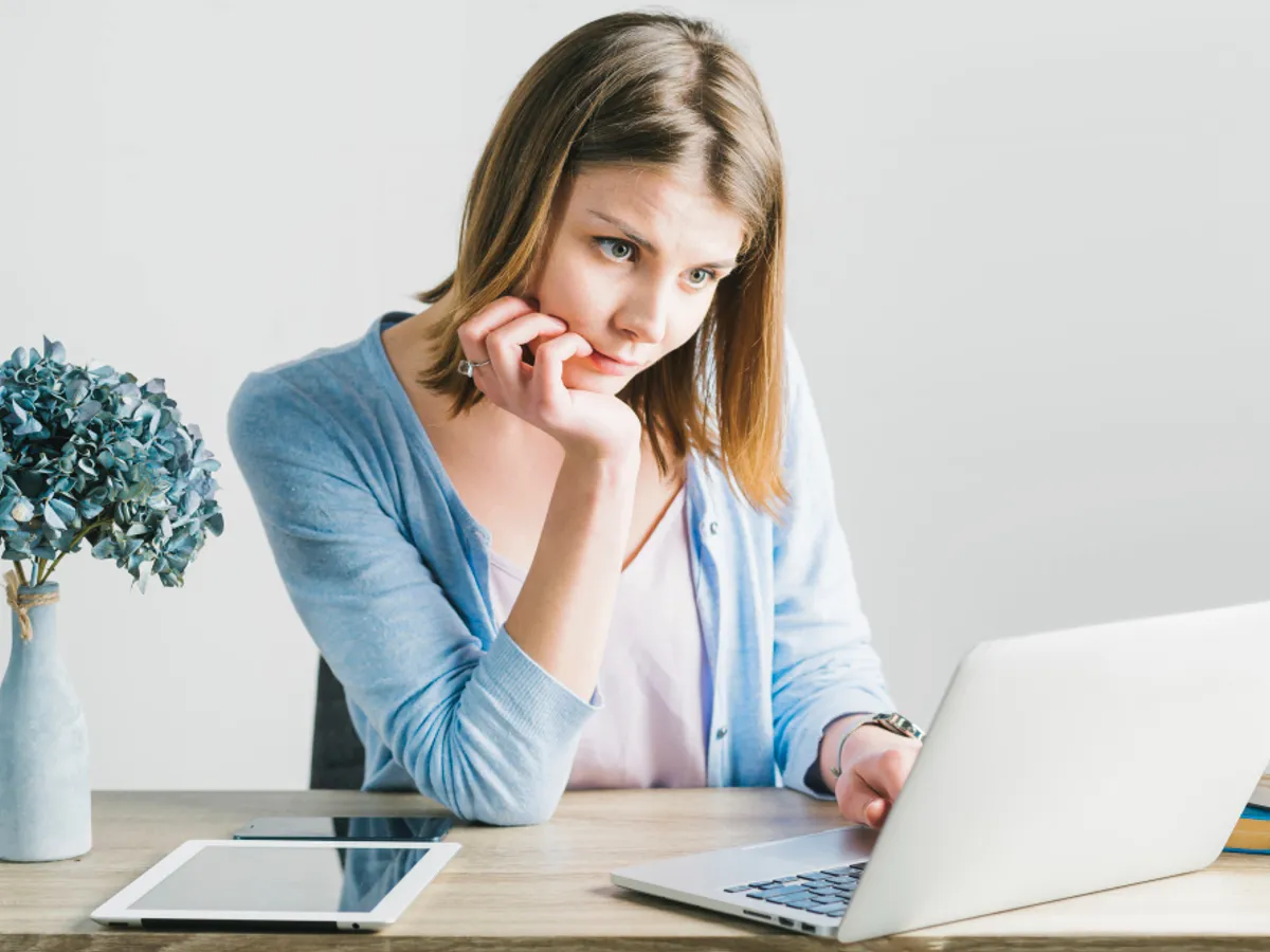 Femei caută pe Internet - Foto: freepik