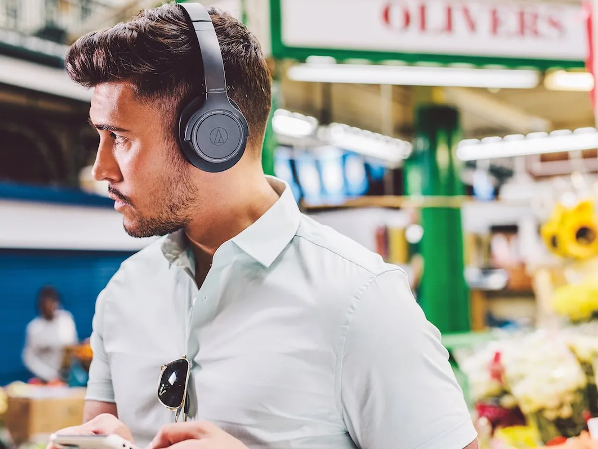 Căștile wireless Audio-Technica ATH-SR30BT au o autonomie de până la 70 de ore