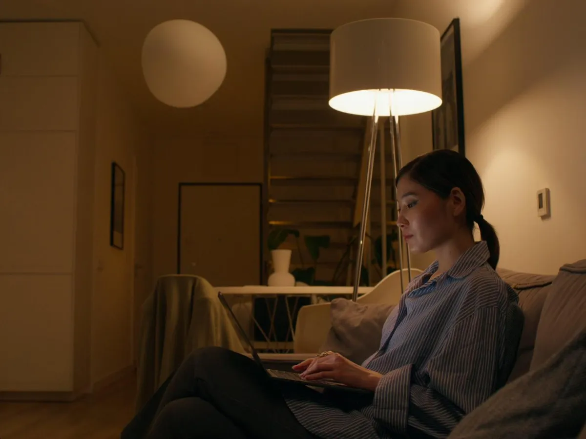 Motivul pentru care ar trebui să lași lumina aprinsă și o cană cu lapte la ușă în această noapte