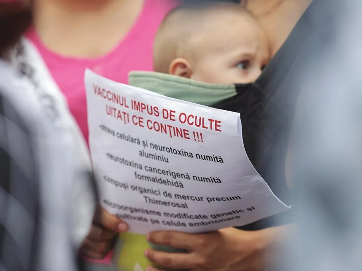 Teoria conspirației a mobilizat câteva sute de oameni, care au protestat în fața Parlamentului, în 2017, când s-a discutat prima oară despre Legea vaccinării - Foto: INQUAM PHOTOS/ Octav Ganea