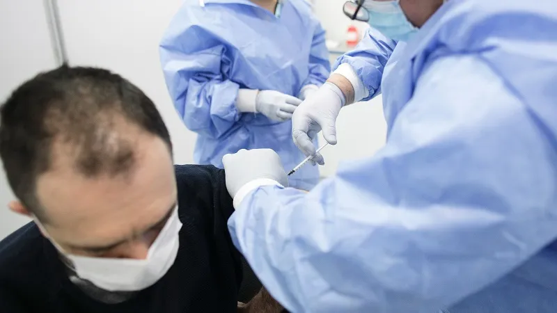 Conspirații pe post de replici, primite de cei vaccinați: A întrebat de mine să vadă dacă am murit.Inquam Photos / Octav Ganea