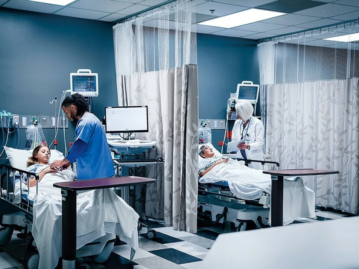 clinicienii își îngrijesc pacienții într-un spital