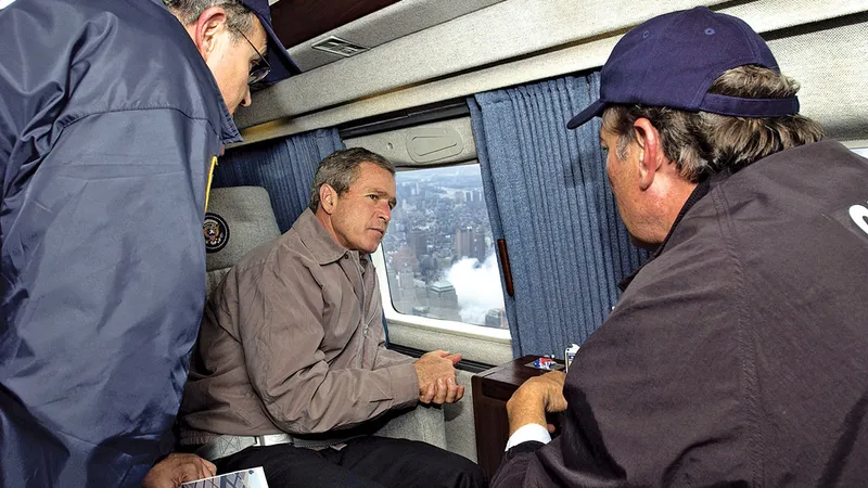 Președintele Bush vizitează locul dezastrului de la World Trade Center la bordul Marine One. 