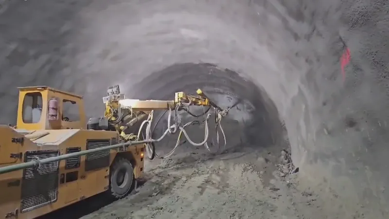 VIDEO IMAGINI spectaculoase de pe autostrada care costă 200.000.000 lei/km și sfredelește munții - Foto: FB