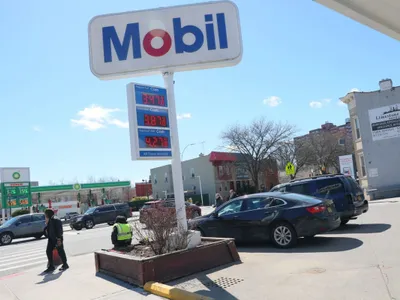 Ieşirea dintr-o benzinărie Exxon Mobil din New York - Foto: Profimedia Images