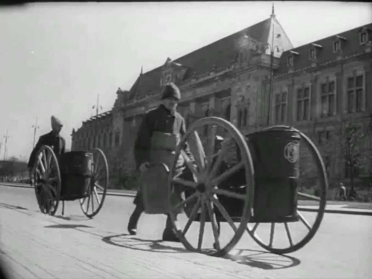 VIDEO Bucureștenii aruncau gunoi și spărgeau semințe pe stradă și în 1957. Cât era amenda. / Foto: captură video