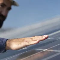Un bărbat verifică conformitatea unei uzine de energie regenerabilă - Foto: Magnific.com/magnific