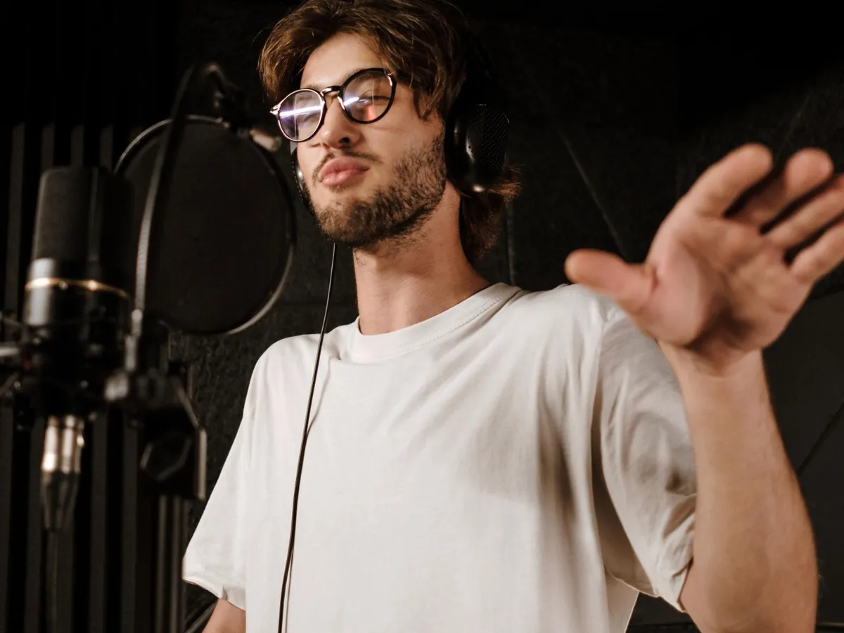 Versurile cântecelor devin din ce în ce mai simple și negative. De ce artiștii recurg doar la astfel de mesaje