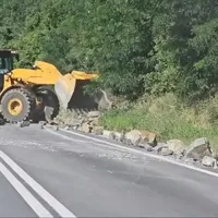 A început coșmarul șoferilor! Traficul pe Valea Oltului, închis total. Cum se lucrează - Foto: captură video